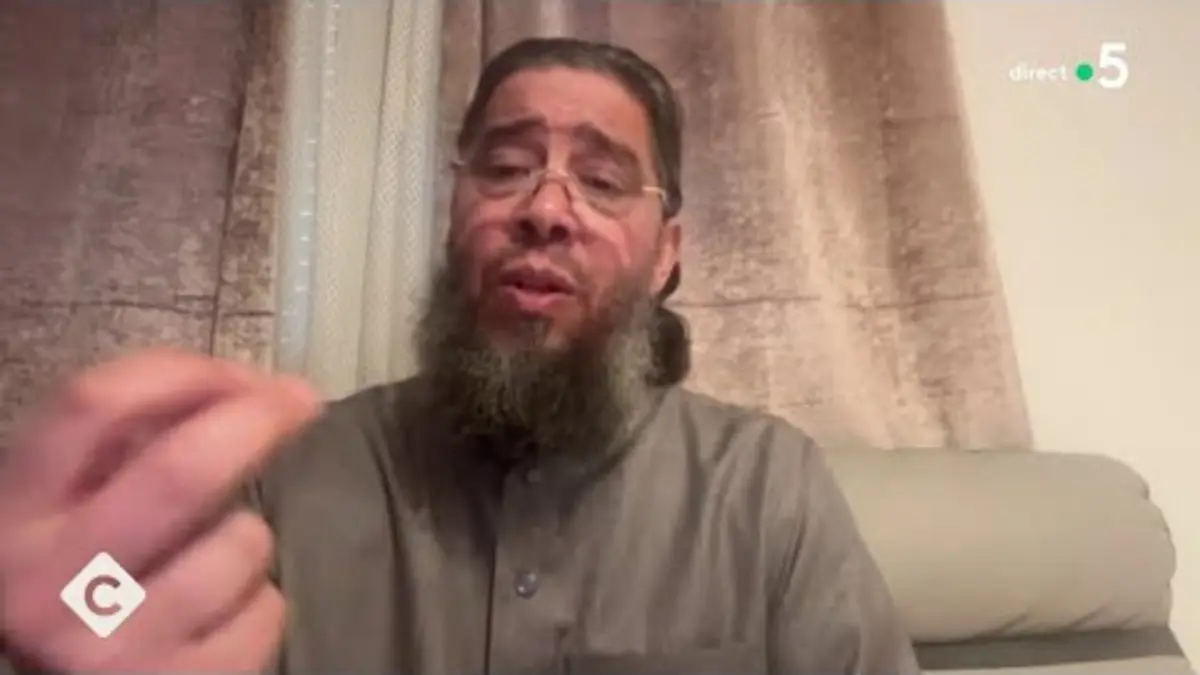 replay de Prêches anti-français : l’imam menacé d’expulsion se défend - La Story - C à Vous - 20/02/2024