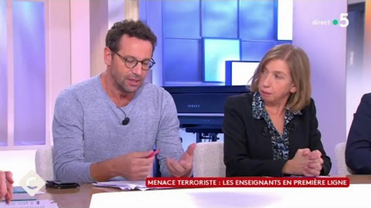 replay de Prof tué à Arras : comment en parler ? - Anne Angles et Vincent Mires - C à vous - 16/10/2023
