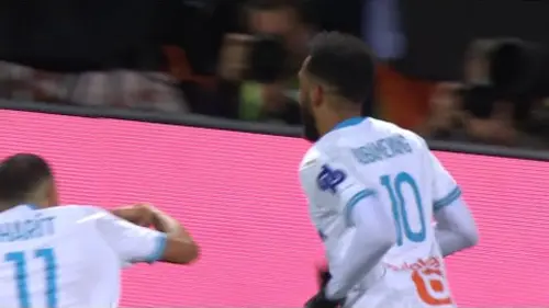 replay de Puissante et précise, Aubameyang place une tête parfaite !