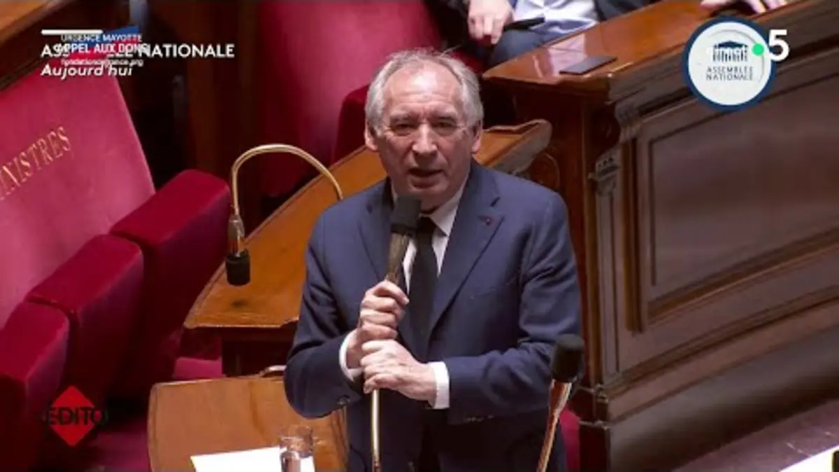 replay de Questions à l'assemblée : François Bayrou se défend - L’édito de Patrick Cohen - C à vous