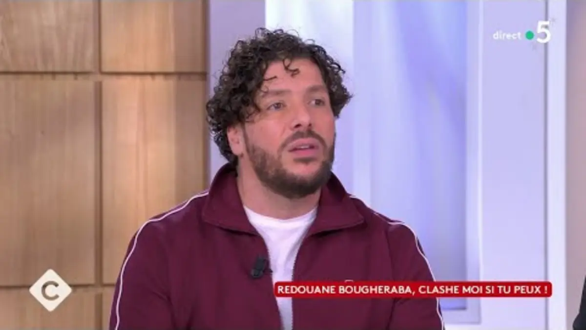 replay de Redouane Bougheraba, l’humoriste qui remplit les stades - C à Vous - 22/12/2023