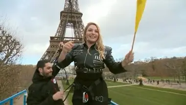Santa s'élance de la tour Eiffel en tyrolienne