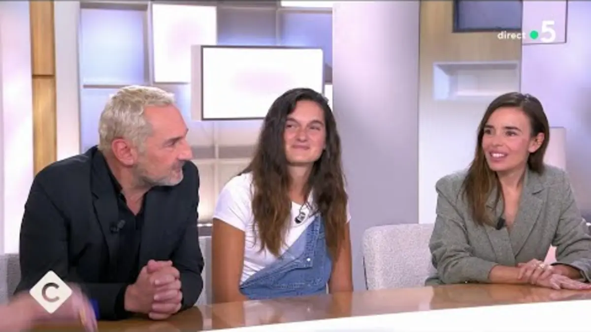 replay de Sarah Lezito, la star des cascades à moto - C à Vous