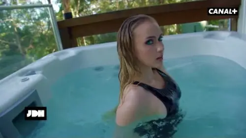 replay de Scarlet Chase vous attend dans son jacuzzi