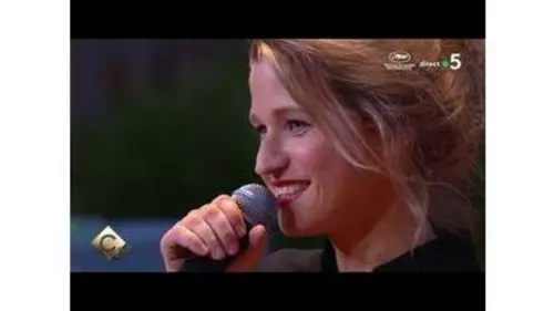 replay de Selah Sue - “When it all falls down” - C à vous -  17/05/2023