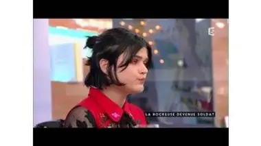 Soko, la rockeuse devenue soldat - C à vous - 06/09/20156