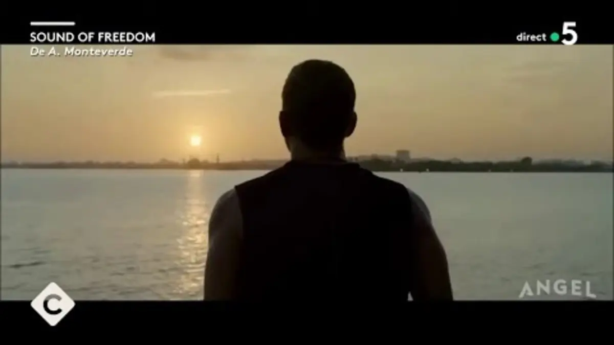 replay de “Sound of Freedom”, le film qui cartonne chez les complotistes - La Story - C à Vous - 15/11/2023
