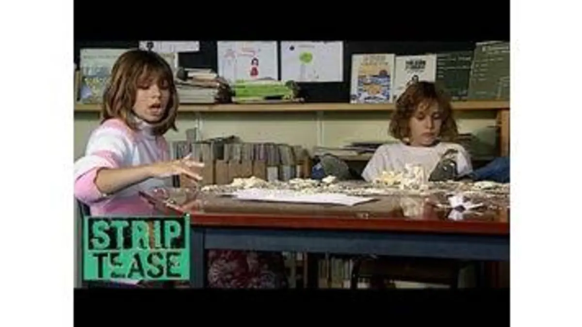 replay de STRIP TEASE - Petites filles modèles