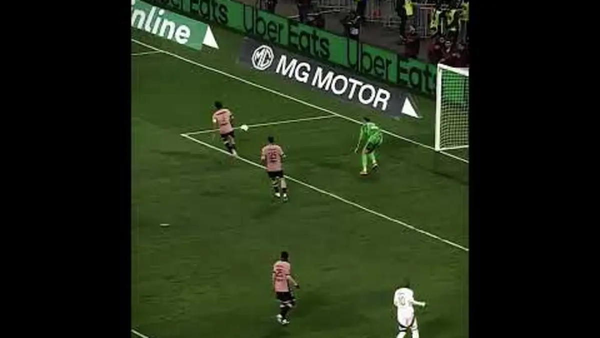 replay de Strong hand from Donnarumma ✋? #Ligue1Mcdonalds #footballedit #Donnarumma #PSG