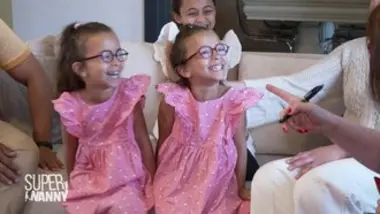 Super Nanny - Super Nanny : Avec des jumelles de 5 ans, c'est la fête  à la maison !