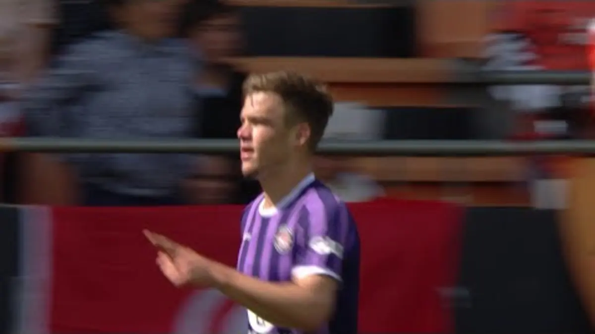replay de Tête, poteau, tête, but pour Thijs Dallinga !