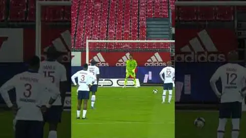replay de The goalkeeper's position distracts Neymar ? #football #larsonneur #ligue1