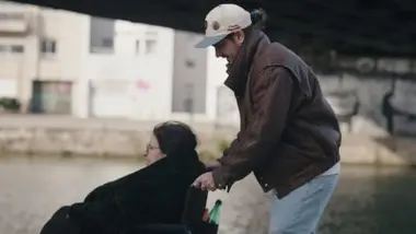 Théo, en aidant maman