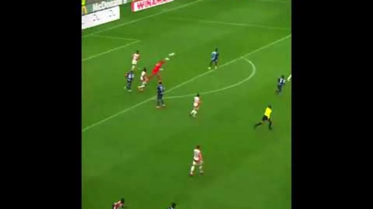 replay de This 50 meters throw from Perri ?? #Ligue1 #Ligue1McDonalds #Lyon #ol #throw #goalkeeper #goal #but