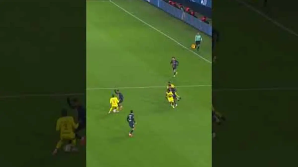 replay de Too easy for Barcola ?‍? #football #Ligue1 #Ligue1McDonalds #PSG #Barcola #nutmeg #skill @psg