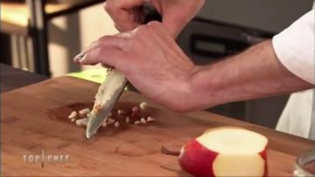 replay de Top Chef : INEDIT : Le chef reproche à Olivier un manque de modernité dans la réalisation de son plat