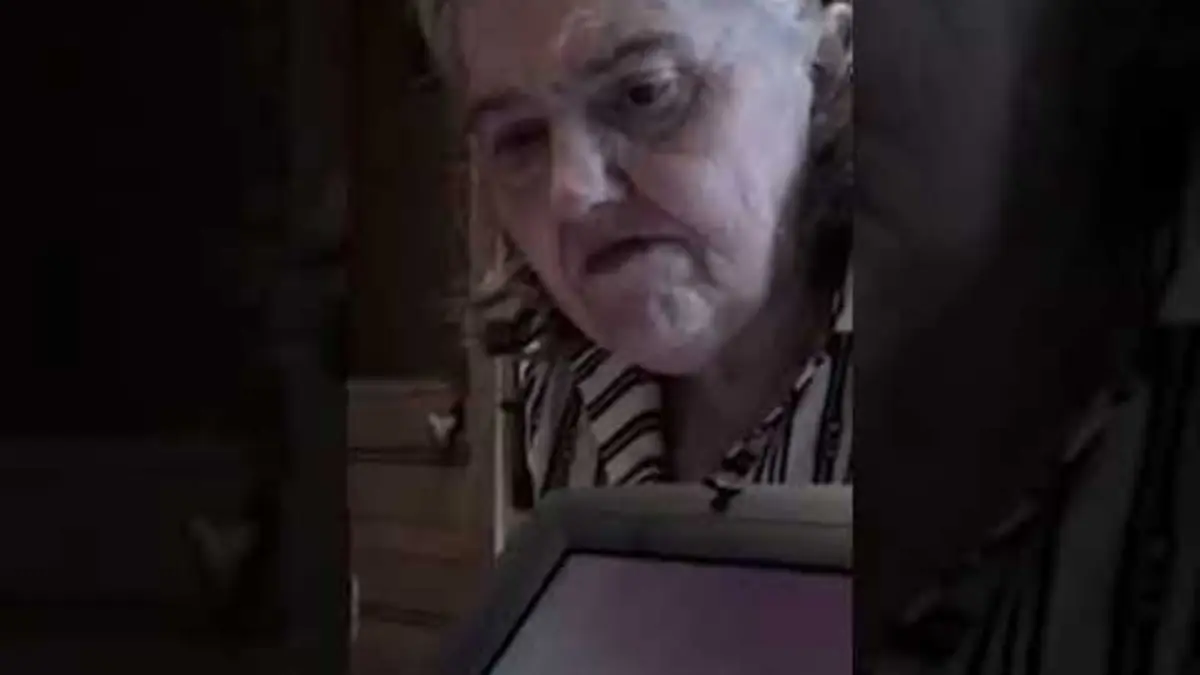 replay de Totalement perdu devant leur premier ordinateur ?- Extrait Au pays des Merveilles