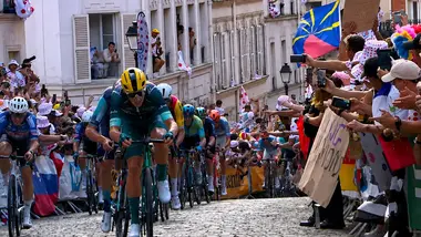 TOUR DE FRANCE 2026 : Une ambiance INCROYABLE pour la première montée de la butte Montmartre
