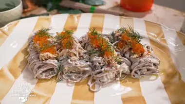 Tous en cuisine : Calamaretti aux saucisses et Salade de nouilles