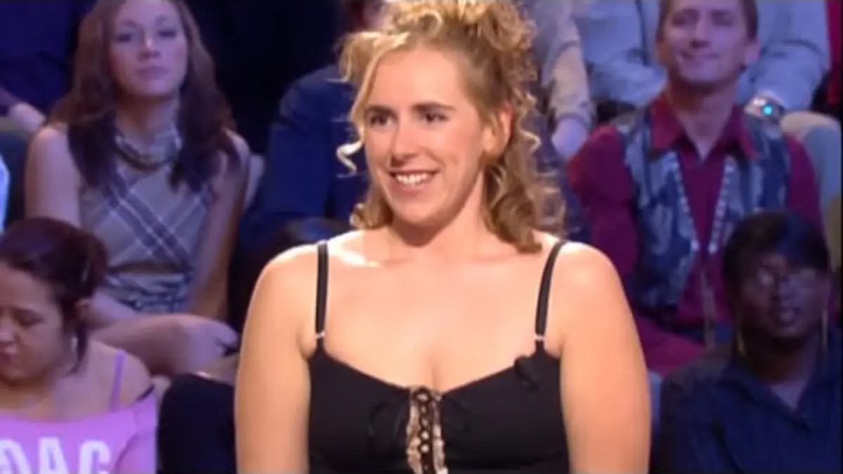 replay de Tristan s'apprête à poser le genou devant une danseuse orientale