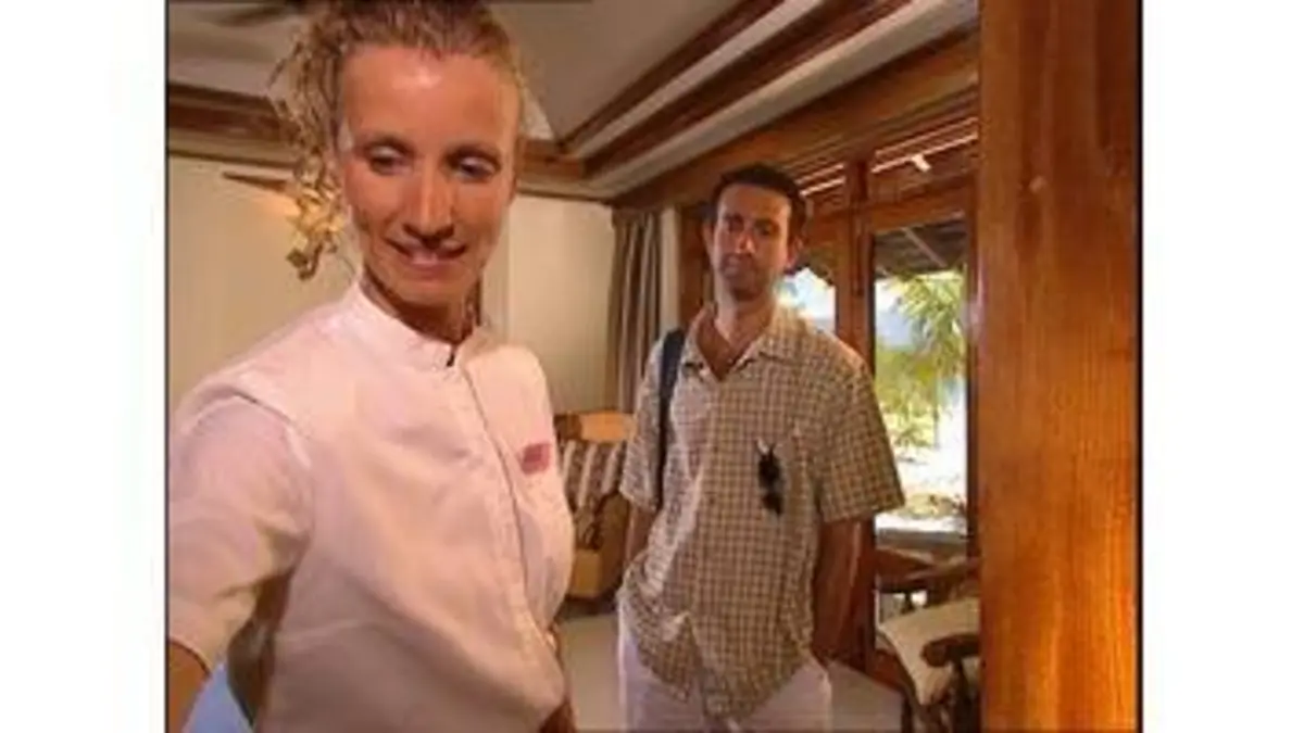 replay de Un gars une fille - Les Seychelles - Ste Anne - room service 1