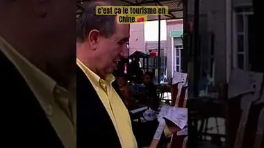 Un joli cadeau à ramener en France - Extrait A la poursuite de Madame Li #shorts #humour #striptease