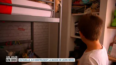 Un jour, un doc : En famille, ils construisent la maison de leurs rêves (1/2)