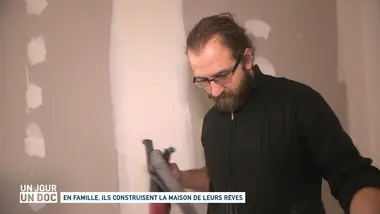 Un jour, un doc : En famille, ils construisent la maison de leurs rêves (2/2)