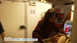 Un jour, un doc : Fast-foods : la guerre des burgers ! / Frites : stars de nos assiettes !