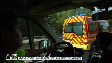 Un jour, un doc : Grands départs : joies et galères sur l’autoroute des vacances (1/2)