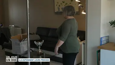 Un jour, un doc : Ils espionnent leurs proches