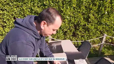 Un jour, un doc : Ils vivent sur une île et c'est que du bonheur !