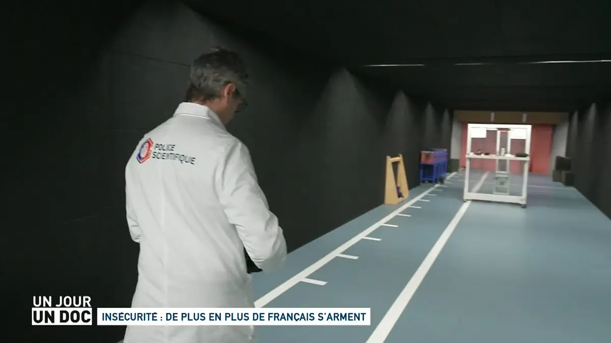 replay de Un jour, un doc : Insécurité : de plus en plus de Français s'arment / La chasse aux squatteurs continue