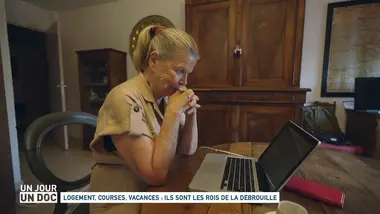 Un jour, un doc : Logement, courses, vacances : ils sont les rois de la débrouille (2/2)