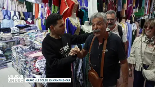 replay de Un jour, un doc : Maroc : le soleil en camping-car
