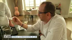 Un jour, un doc : Marseille : au cœur d'un hôtel de luxe