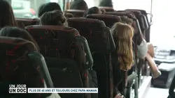 Un jour, un doc : Plus de 40 ans et toujours chez papa-maman
