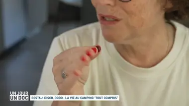 Un jour, un doc : Restau, disco, dodo : la vie au camping « tout compris »
