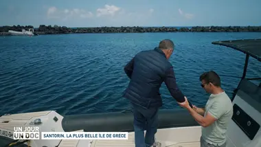 Un jour, un doc : Santorin, la plus belle île de Grèce