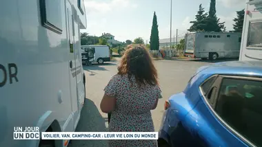 Un jour, un doc : Voilier, van, camping-car : leur vie loin du monde