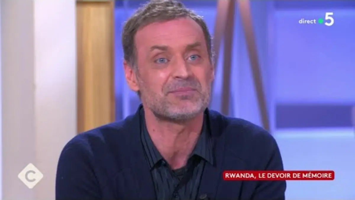replay de Une dictée géante au pied de la Tour Eiffel avec Augustin Trapenard - C à Vous - 01/04/2024