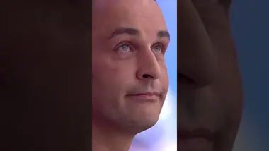 Va t'il changer d'avis et ouvrir le rideau à sa soeur ?