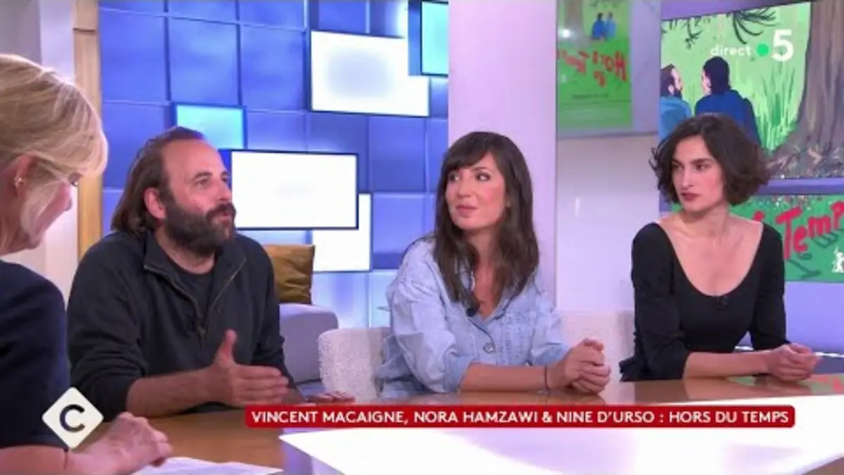 replay de Vincent Macaigne, Nora Hamzawi & Nine D’Urso : Hors du temps - C à Vous - 14/06/2024