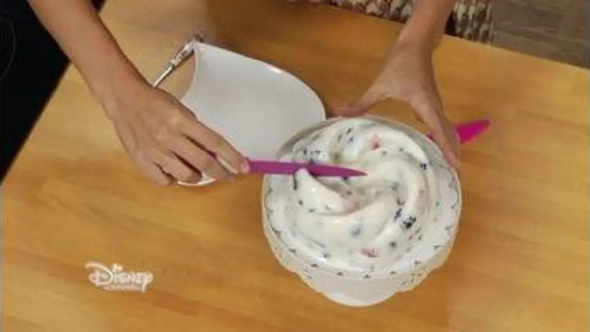 replay de Violetta : Les Recettes d'Angie - Blanc-Manger aux Fruits des Bois