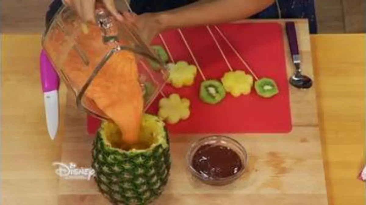replay de Violetta : Les Recettes d'Angie - Jus de pommes, carottes et ananas