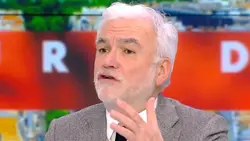 "Vous pensez que c’est Emmanuel Macron et ses lunettes qui ont fait reculer Trump ?!" (Pascal Praud)
