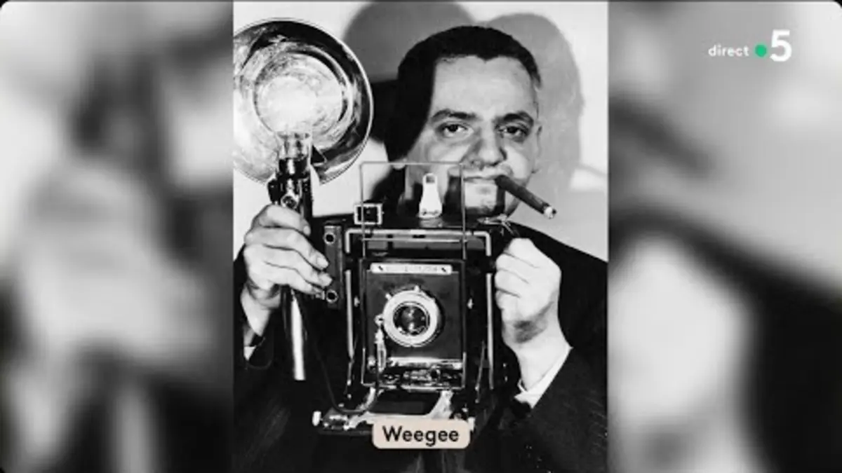 replay de Weegee raconté par Depardon - L’Oeil de Pierre - C à Vous - 12/02/2024