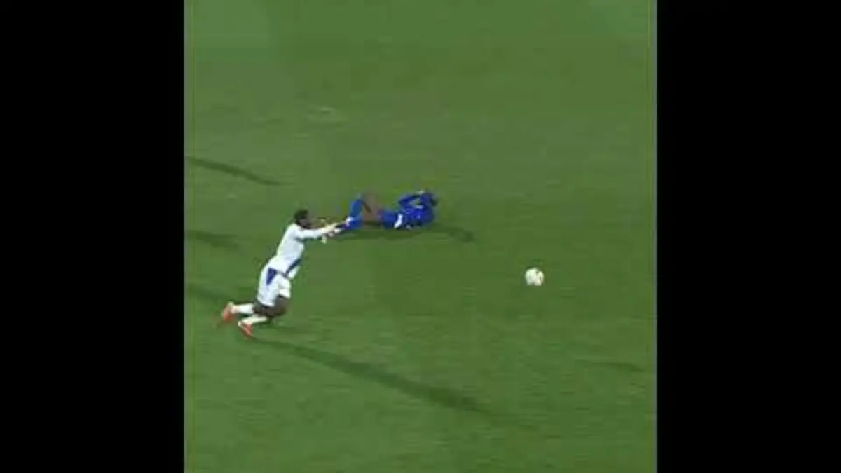 replay de What a save ?? #Ligue1McDonalds #football #rcsa #goalkeeper #footballedit