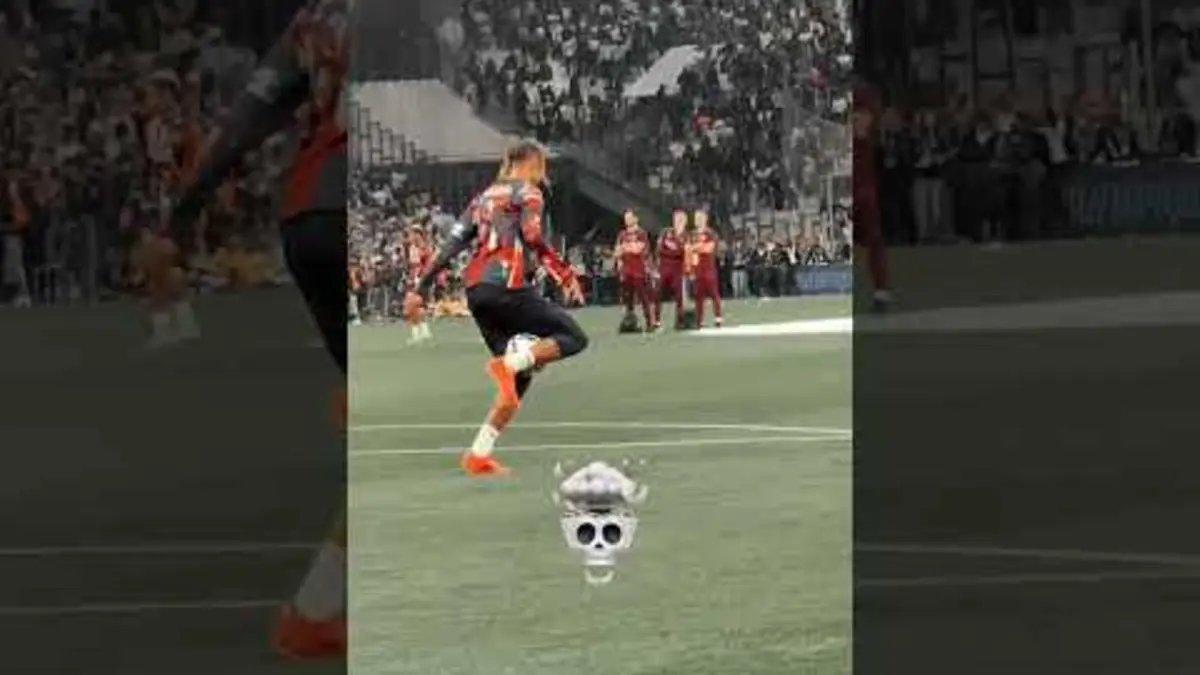replay de Which one is better!? ? #Ligue1 #PSG #Barcola #ZaireEmery #skills #ligue1mcdonalds