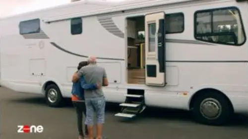 replay de Zone interdite : Ils découvrent leur nouveau camping-car